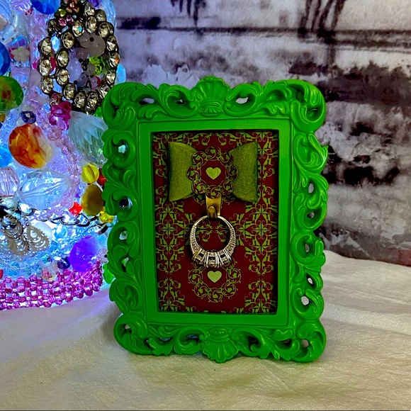 New! Green Framed Ring Display Holder Decor - Picture 5 of 5